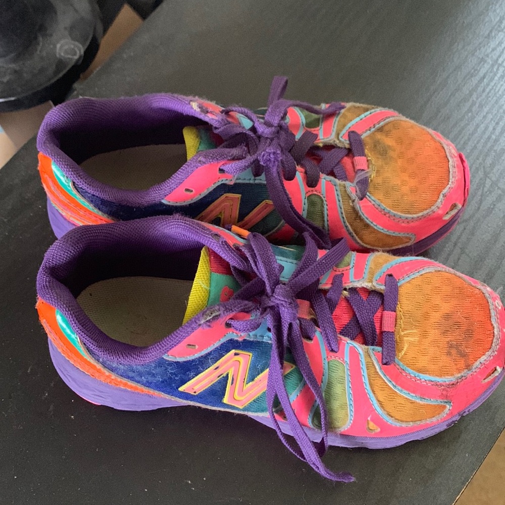 $5! 🚫Must Bundle (3) $5 items to get deal!🚫Girl’s Used New Balance Sneakers!